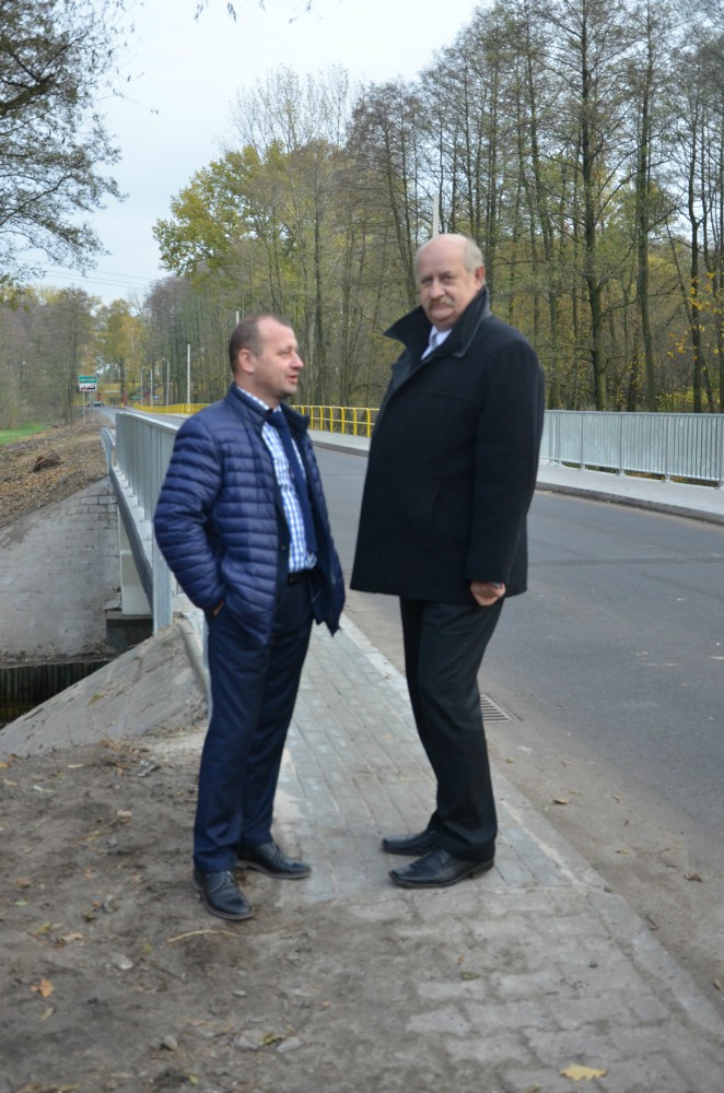 Jacek Kowalewski i Stanisław Budzyński podczas otwarcia mostu na Zgłowiączce w Lubrańcu. Fot. Natalia Seklecka