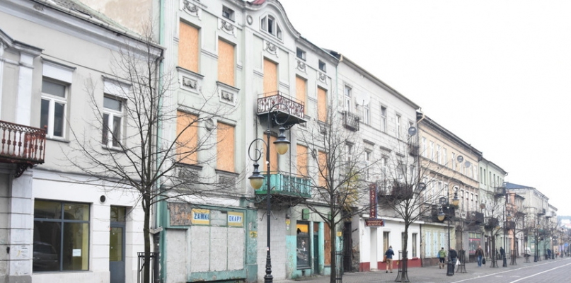 3 Maja 18 (drugi budynek z lewej). fot. K. Osiński