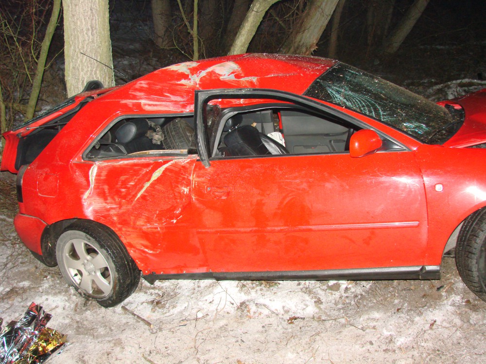 18-latkę strażacy wydobyli z samochodu przy pomocy narzędzi hydraulicznych. Fot. PSP Włocławek