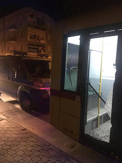 Wybita szyba w drzwiach autobusu. fot. nadesłane