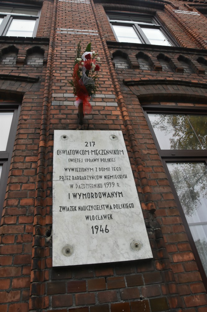 Tablica upamiętniająca członków TON z Włocławka na budynku dawnego kuratorium przy ul. Słowackiego 4. Fot. DDWloclawek