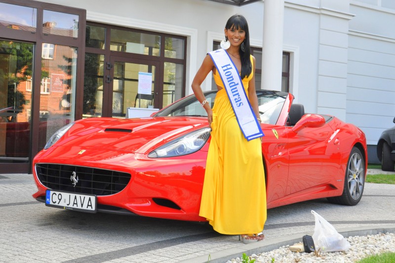 Ferrari i piękne dziewczyny - kompozycja idealna