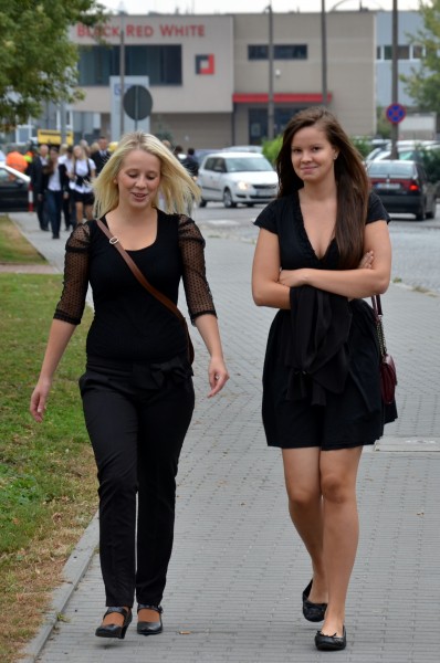 Dzieci wesoło pobiegły do szkoły...