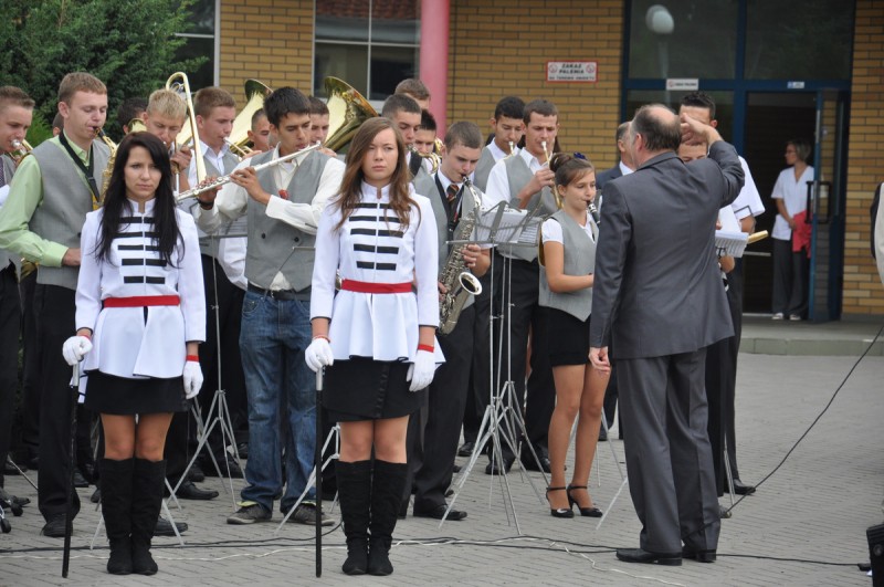 Dzieci wesoło pobiegły do szkoły...