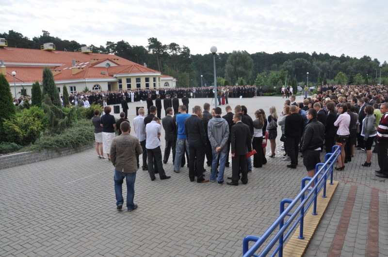 Dzieci wesoło pobiegły do szkoły...