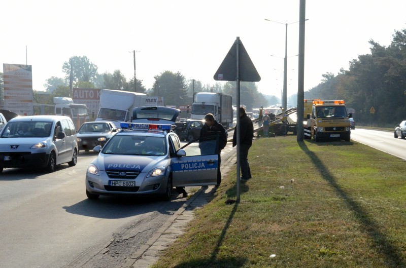 Gigantyczny korek. Cztery samochody uszkodzone