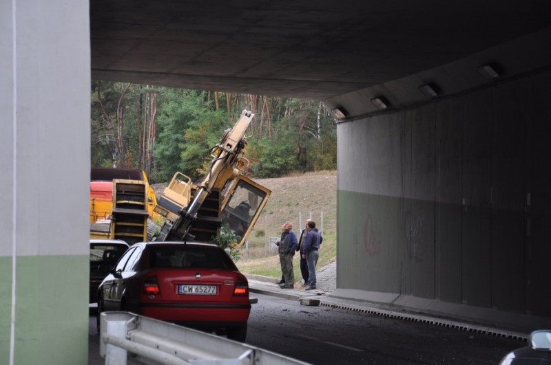 Korek na Jadwidze! Koparka spadła z ciężarówki