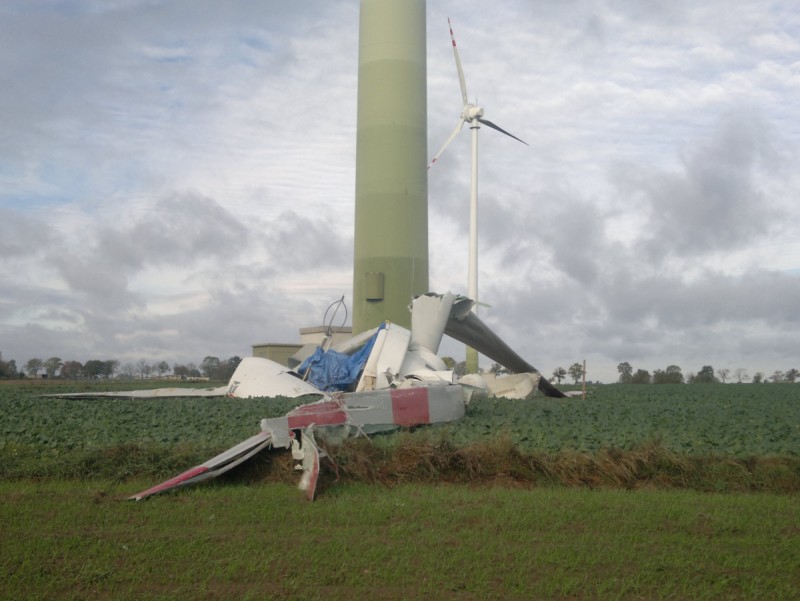 Runęła 60 metrowa elektrownia wiatrowa