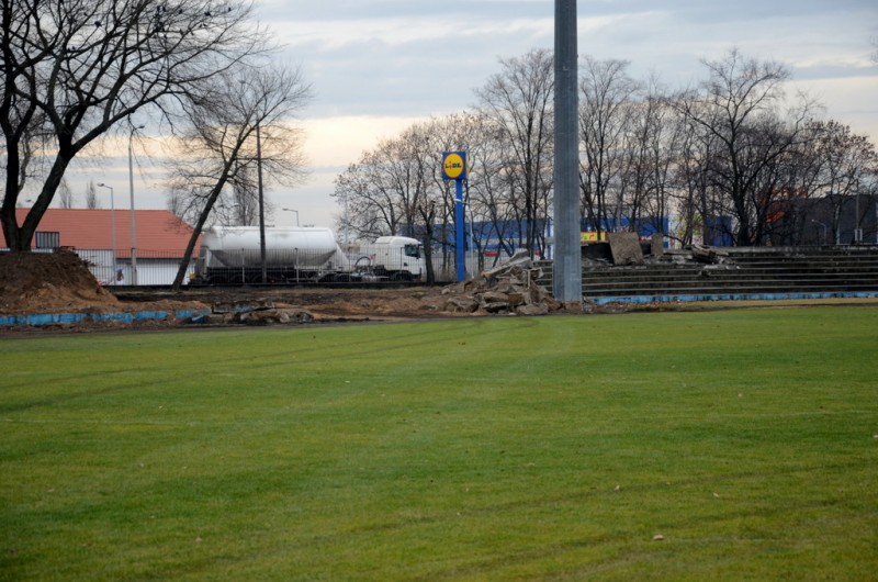 Trybuny na stadionie OSiR równane z ziemią