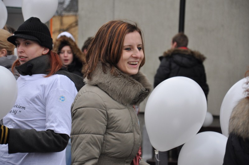 Białe balony poszybowały w górę