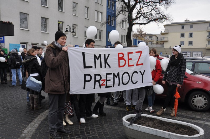 Białe balony poszybowały w górę