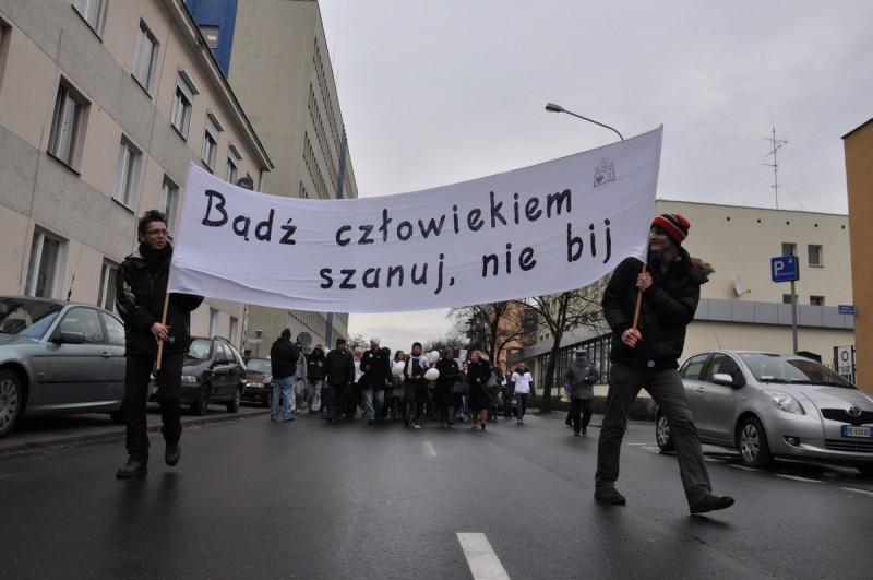 Białe balony poszybowały w górę