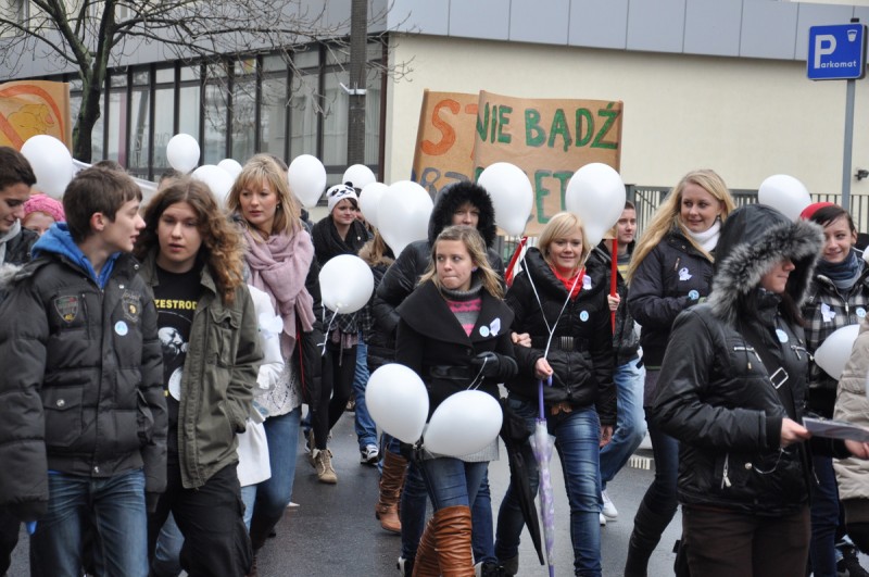 Białe balony poszybowały w górę