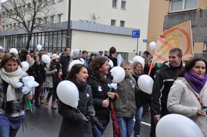 Białe balony poszybowały w górę