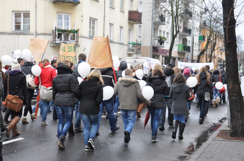 Białe balony poszybowały w górę