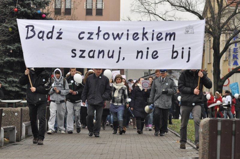 Białe balony poszybowały w górę