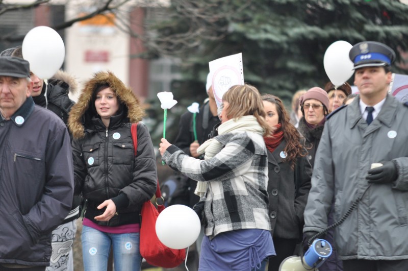 Białe balony poszybowały w górę
