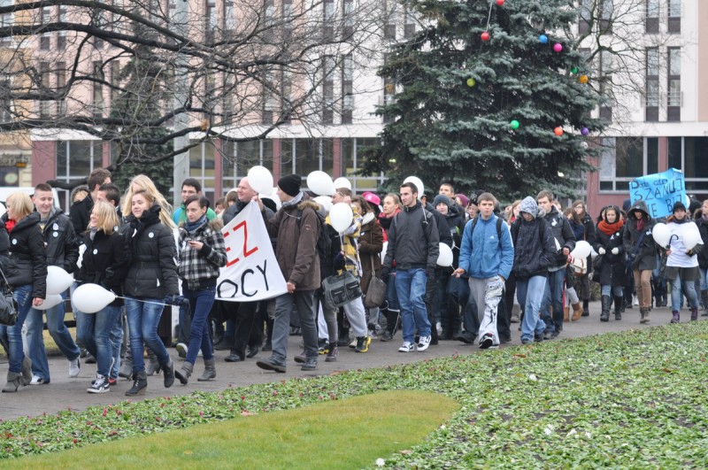 Białe balony poszybowały w górę