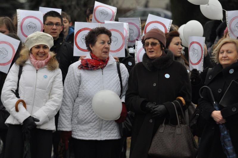 Białe balony poszybowały w górę