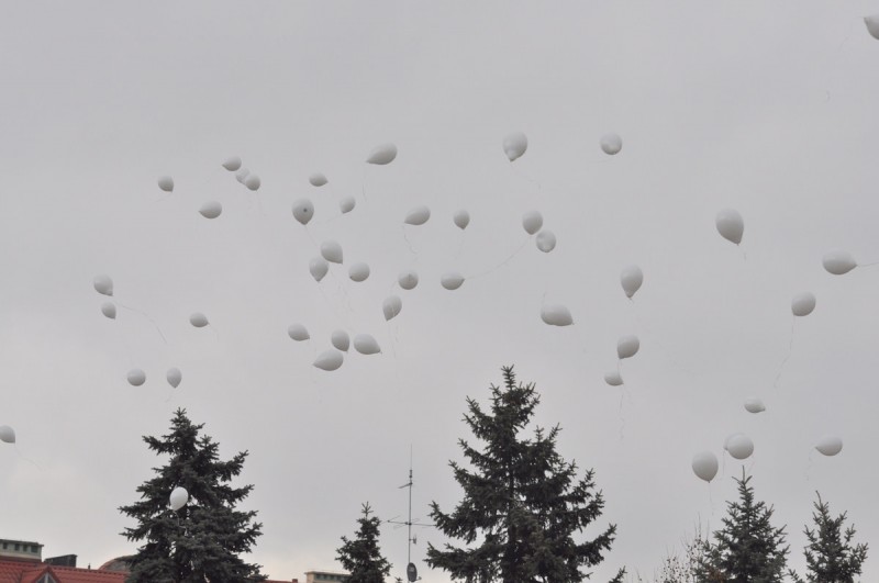Białe balony poszybowały w górę