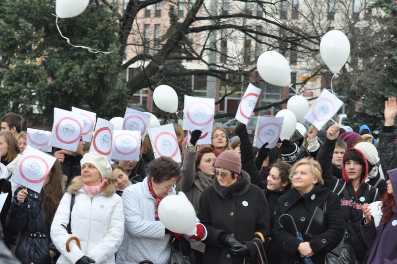 Białe balony poszybowały w górę