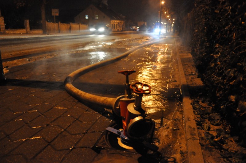MPWiK walczy z mrozem i awarią. Pani Zosia z łopatą...