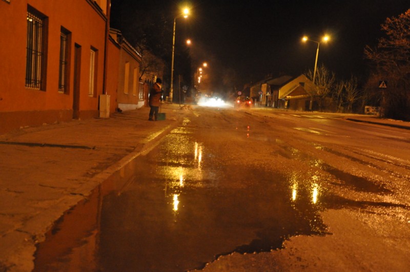 MPWiK walczy z mrozem i awarią. Pani Zosia z łopatą...