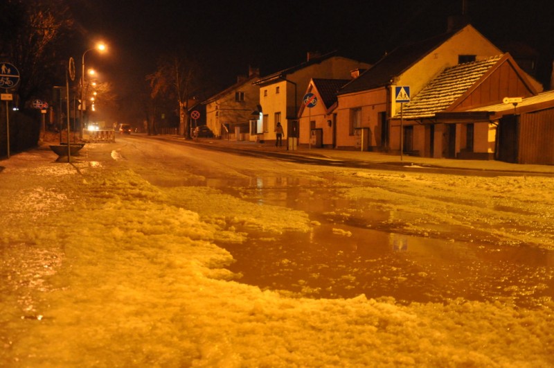 MPWiK walczy z mrozem i awarią. Pani Zosia z łopatą...