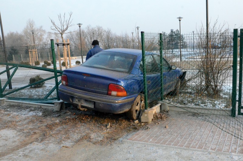 Przez ogrodzenie do Inkubatora