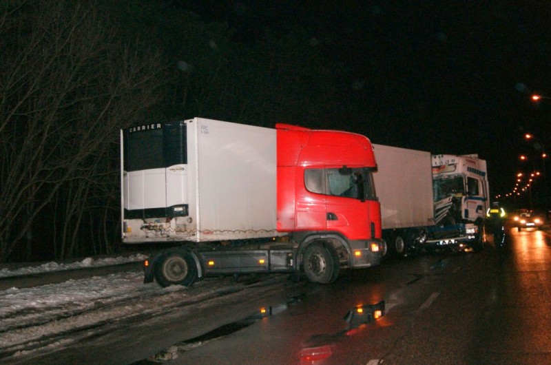 Rozbite samochody, 2 osoby w szpitalu