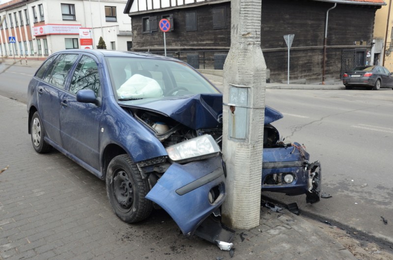  Auto uderzyło w słup!