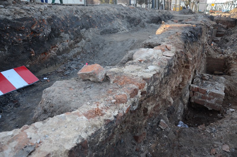 Odkrycie archeologiczne na bulwarach