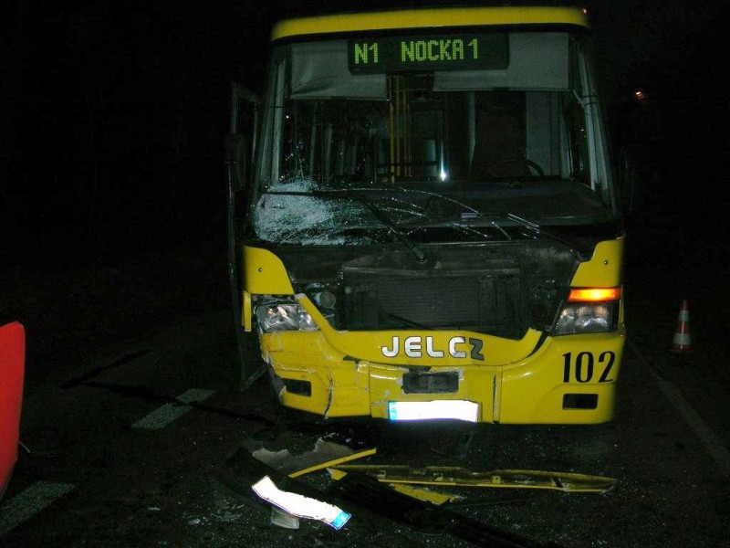 Kierowca Fiata uderzył w autobus. Zginął na miejscu.