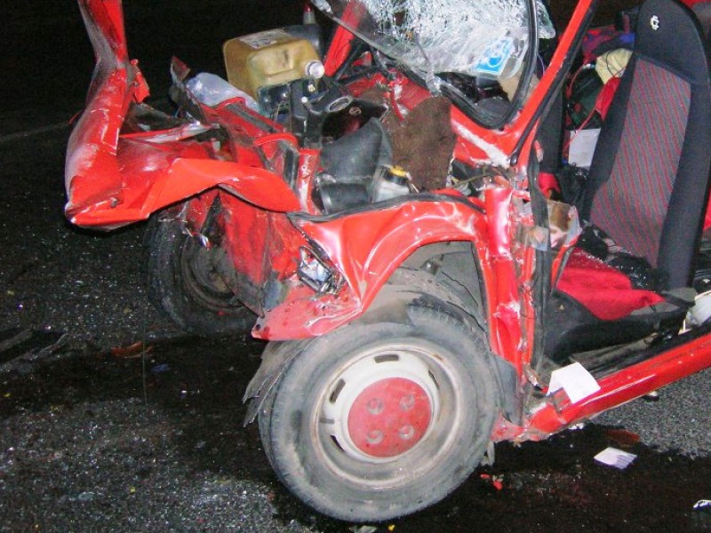 Kierowca Fiata uderzył w autobus. Zginął na miejscu.