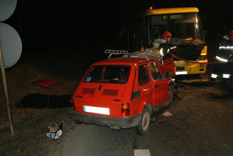 Kierowca Fiata uderzył w autobus. Zginął na miejscu.