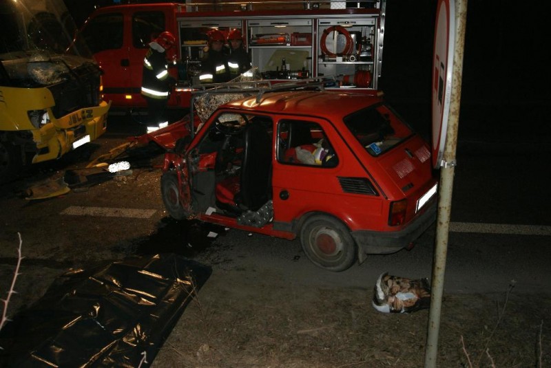 Kierowca Fiata uderzył w autobus. Zginął na miejscu.
