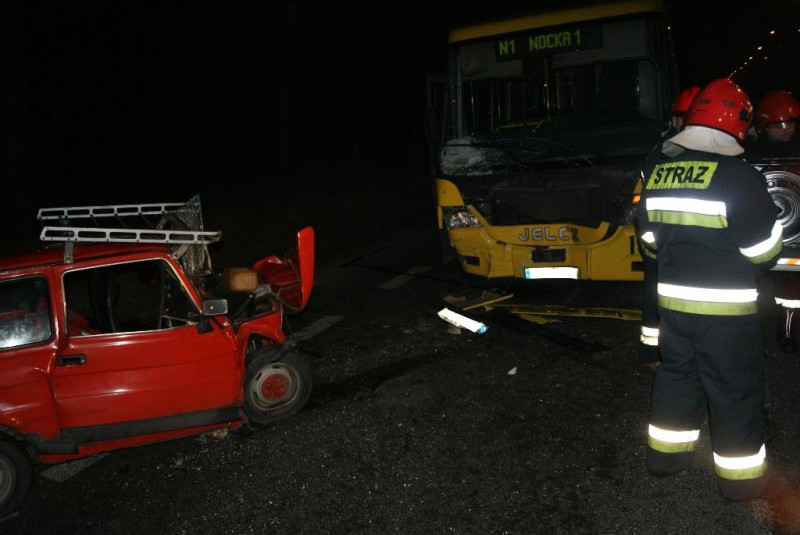 Kierowca Fiata uderzył w autobus. Zginął na miejscu.