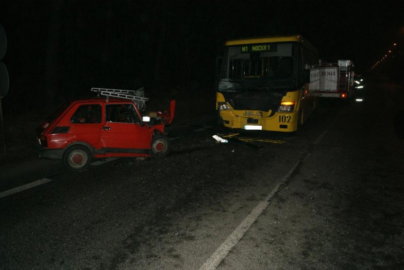 Kierowca Fiata uderzył w autobus. Zginął na miejscu.