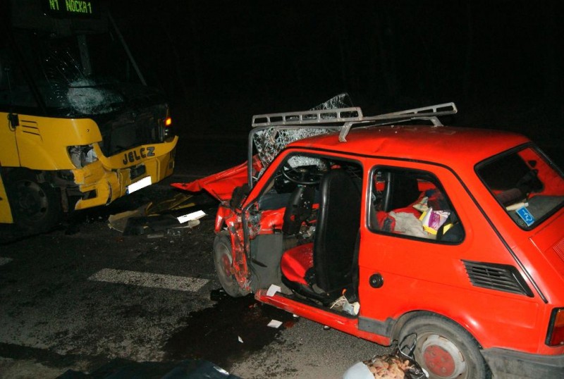 Kierowca Fiata uderzył w autobus. Zginął na miejscu.