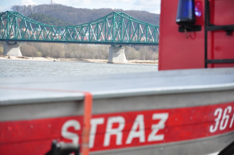 Mężczyzna skoczył z mostu do Wisły! Przeżył, bo...