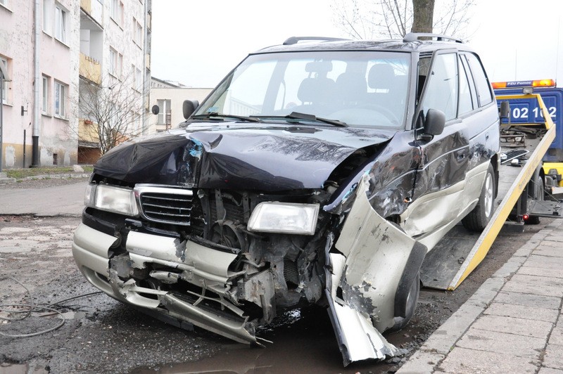 Karetka wioząca pacjentów rozbiła się na skrzyżowaniu.