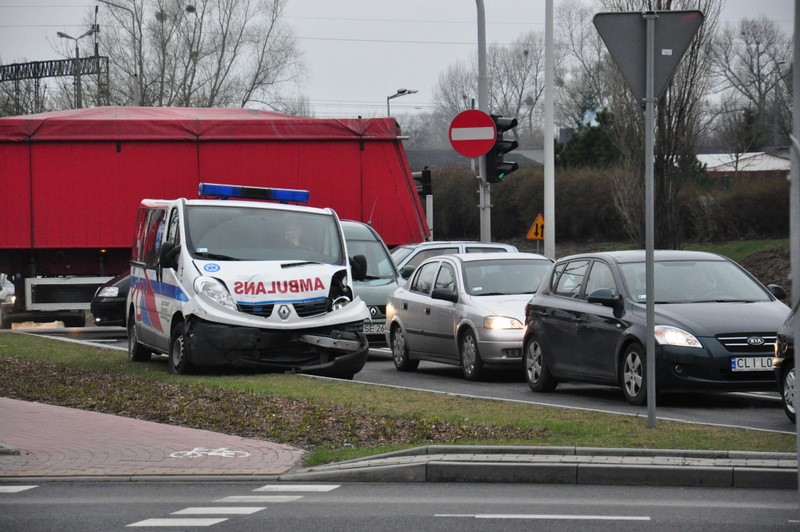 Karetka wioząca pacjentów rozbiła się na skrzyżowaniu.