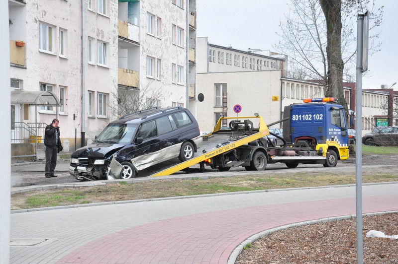Karetka wioząca pacjentów rozbiła się na skrzyżowaniu.