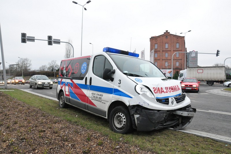 Karetka wioząca pacjentów rozbiła się na skrzyżowaniu.