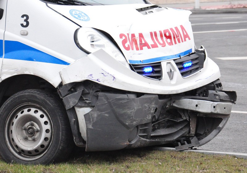 Karetka wioząca pacjentów rozbiła się na skrzyżowaniu.
