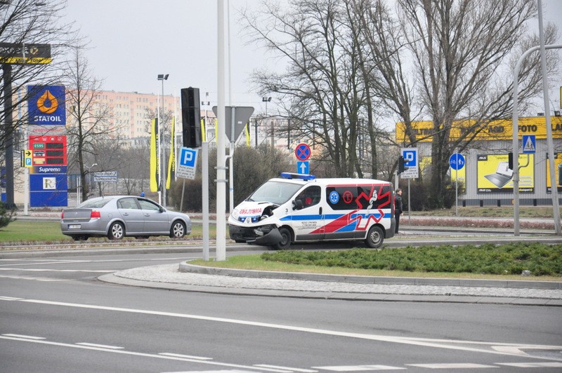 Karetka wioząca pacjentów rozbiła się na skrzyżowaniu.