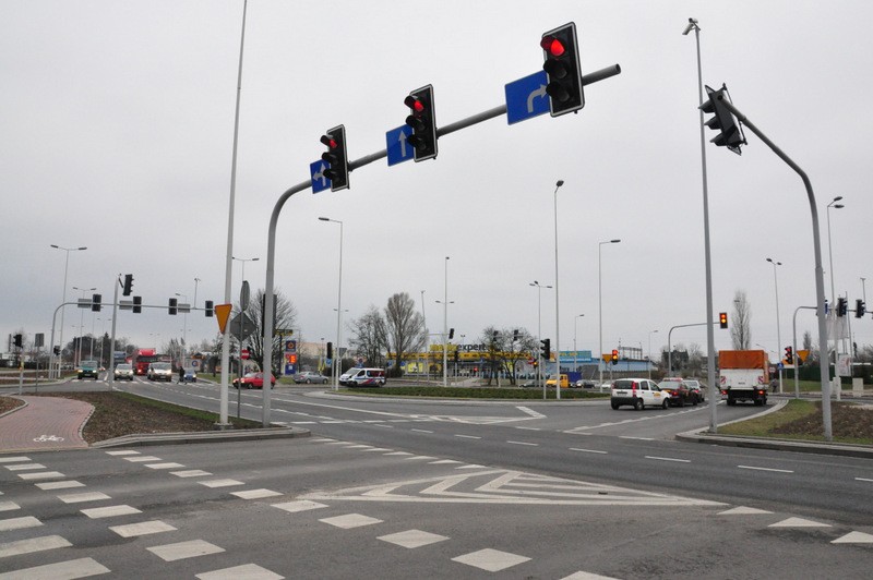 Karetka wioząca pacjentów rozbiła się na skrzyżowaniu.