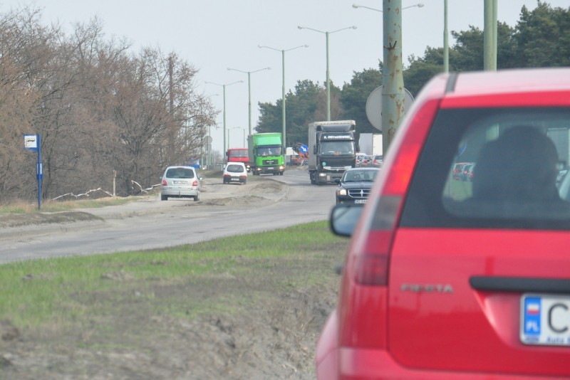 Slalomem po chodniku! Włocławski sposób na korki