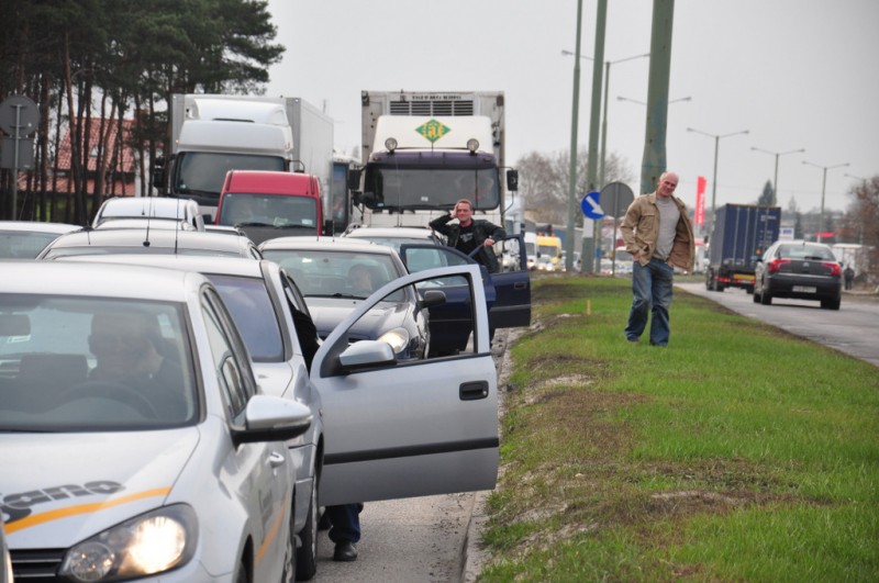 Slalomem po chodniku! Włocławski sposób na korki