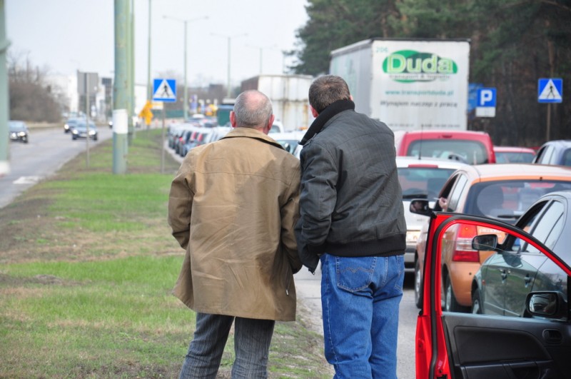 Slalomem po chodniku! Włocławski sposób na korki